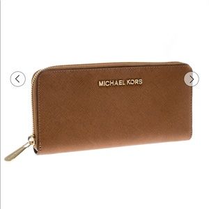 Michael Kors - Zip Around Wallet ✨